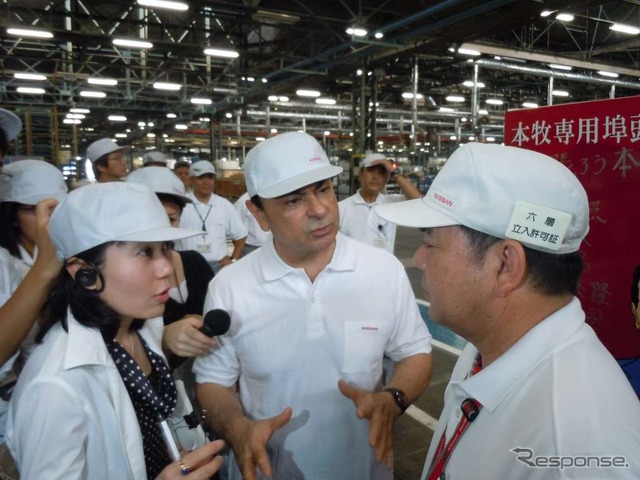 本牧埠頭を視察するゴーン社長