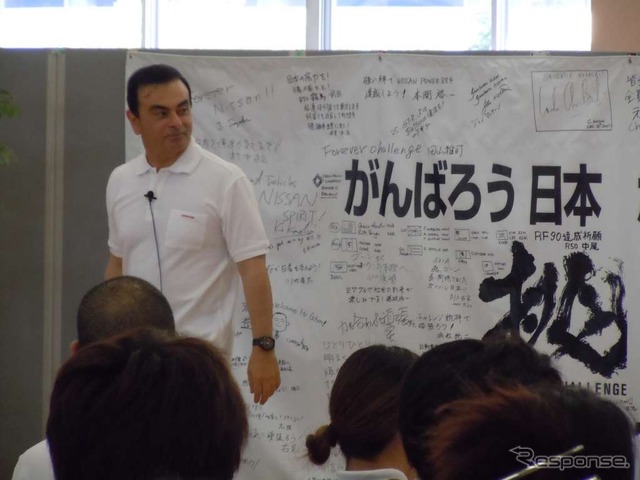 本牧埠頭を視察するゴーン社長