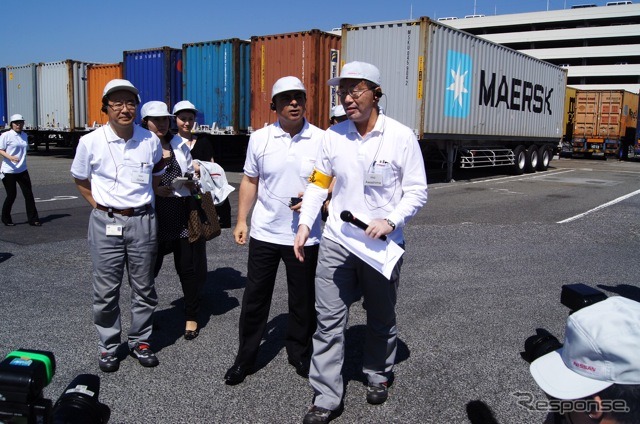 本牧埠頭を視察するゴーン社長