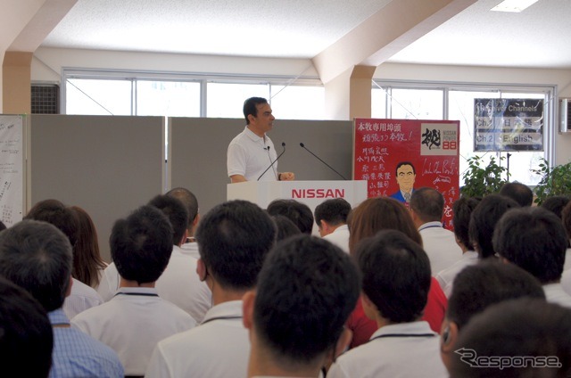 本牧埠頭の従業員と懇談するゴーン社長