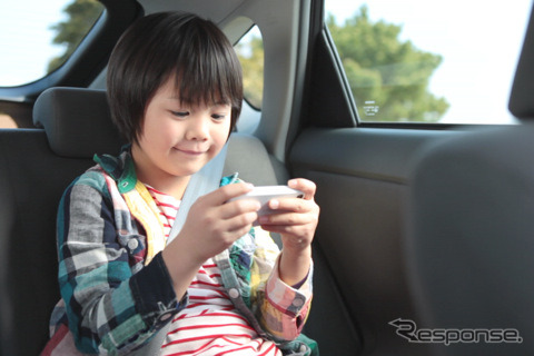 トヨタ自動車は後部座席で楽しむiPhoneアプリ『Backseat Driver』を公開