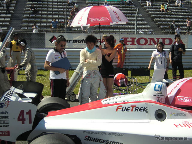 出走直前にエンジニアと打合せをする塚越広大。予選決勝ともに5位で、ホンダ勢最上位に