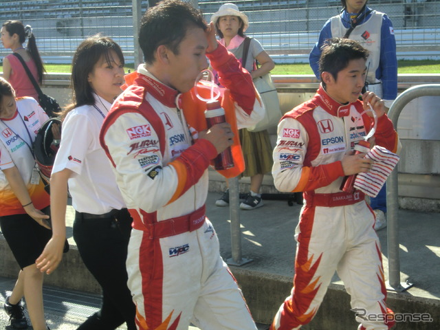 猛暑のレースを戦い終えたナカジマ勢が引き揚げる。小暮卓史（左）は7位、中嶋大祐は8位