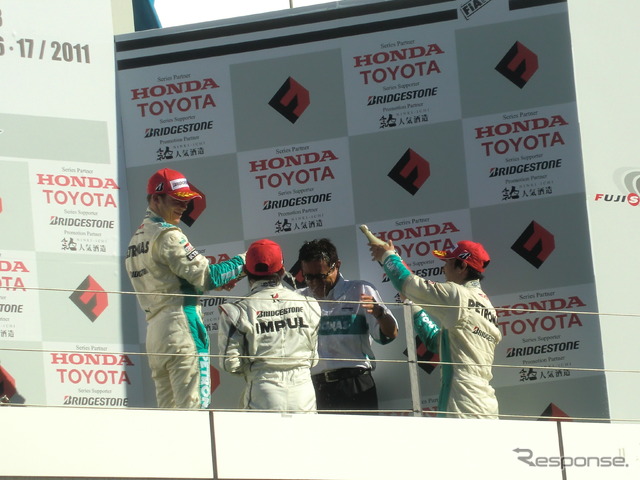 昨年9月以降、JAF GPを含めるとFニッポン直近9戦で7勝のトムス舘監督に、ロッテラーらが少々手荒い祝福