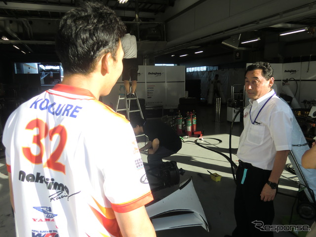 レース後、スタート直後の接触で傷めた左フロントウイングを検証する小暮（背中）と中嶋悟監督