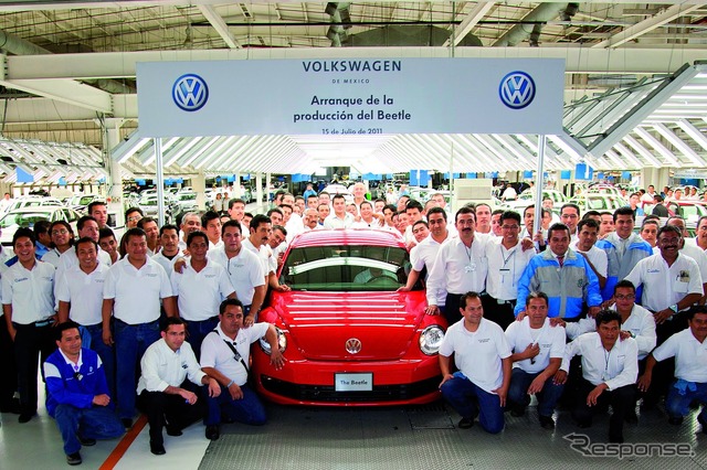 15日、メキシコ・プエブラ工場でVWザ・ビートルの量産第1号車がラインオフ