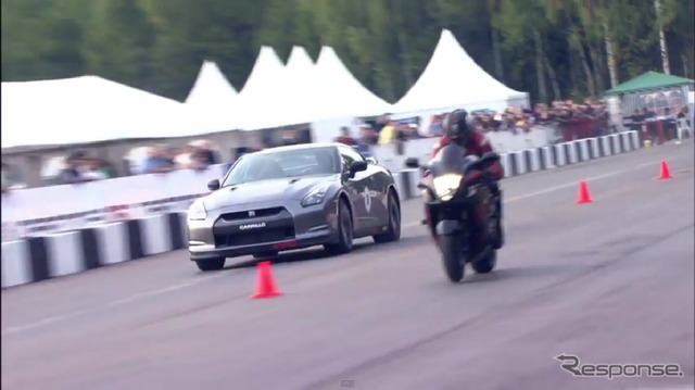 最大出力を850psへ引き上げた日産GT-RとスズキGSX1300R(通称:ハヤブサ)の対決(動画キャプチャー)
