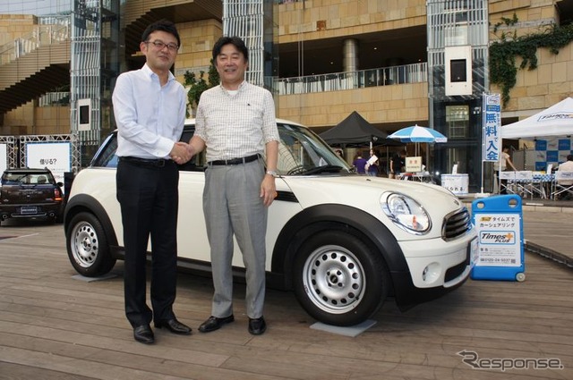 カーシェアリングサービス『タイムズプラス』にMINIを導入(写真:左からタイムス24の内津基治氏とBMWグループジャパンの佐藤晋介氏)