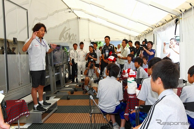 JFA アカデミー福島の生徒を激励する近藤監督