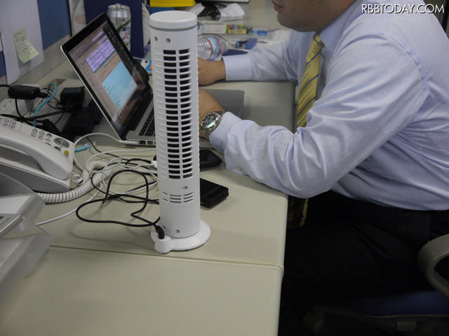 オフィスが暑い!USB接続のスリムタワー型扇風機を導入