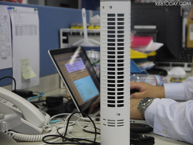 オフィスが暑い!USB接続のスリムタワー型扇風機を導入