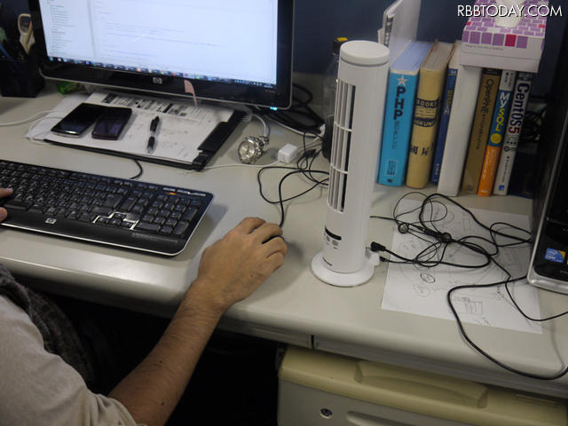 オフィスが暑い!USB接続のスリムタワー型扇風機を導入