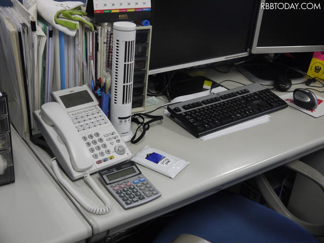 オフィスが暑い!USB接続のスリムタワー型扇風機を導入