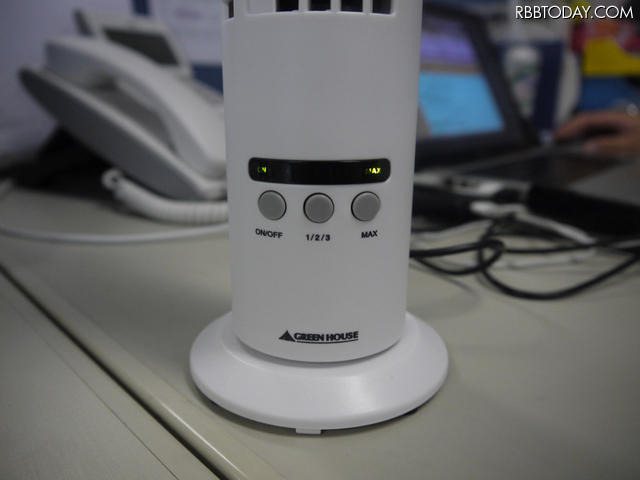 オフィスが暑い!USB接続のスリムタワー型扇風機を導入