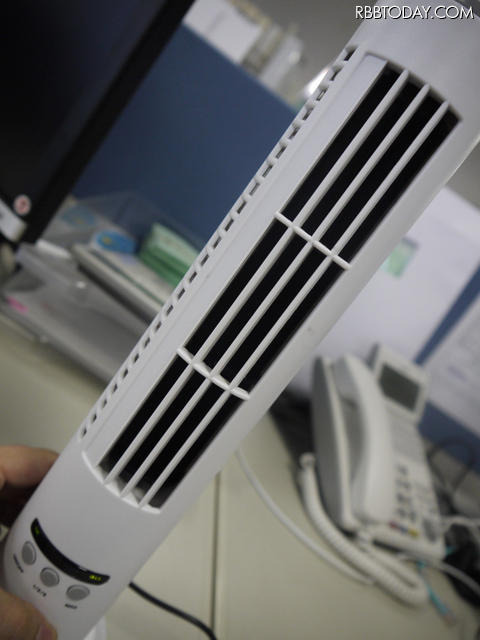 オフィスが暑い!USB接続のスリムタワー型扇風機を導入