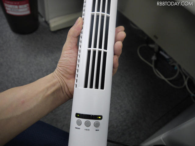 オフィスが暑い!USB接続のスリムタワー型扇風機を導入