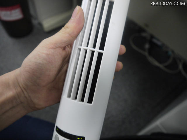 オフィスが暑い!USB接続のスリムタワー型扇風機を導入
