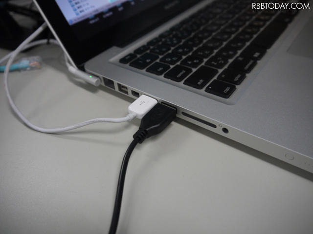 オフィスが暑い!USB接続のスリムタワー型扇風機を導入