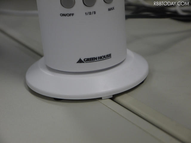 オフィスが暑い!USB接続のスリムタワー型扇風機を導入