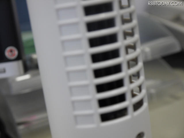オフィスが暑い!USB接続のスリムタワー型扇風機を導入
