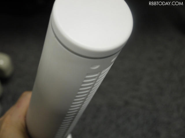 オフィスが暑い!USB接続のスリムタワー型扇風機を導入