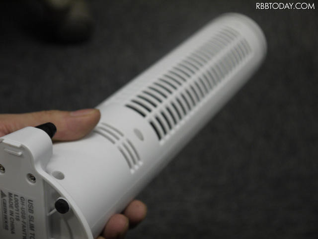 オフィスが暑い!USB接続のスリムタワー型扇風機を導入