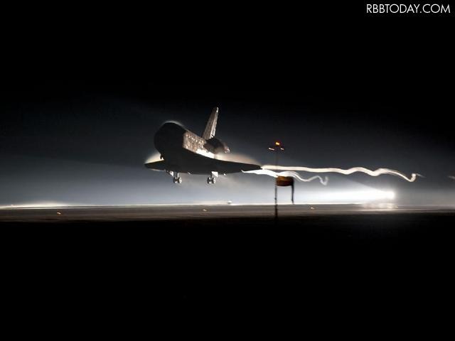 ケネディ宇宙センターに着陸する「アトランティス」