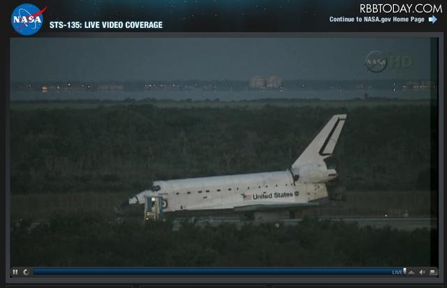 ケネディ宇宙センターに着陸する「アトランティス」