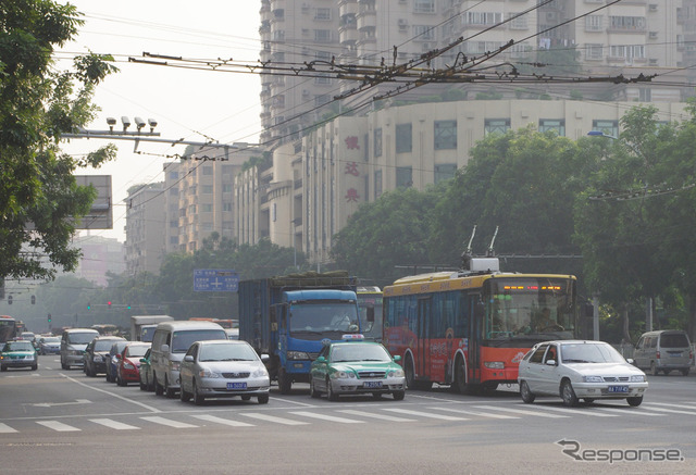 片側4車線道路にも溢れる自動車（広東省広州）