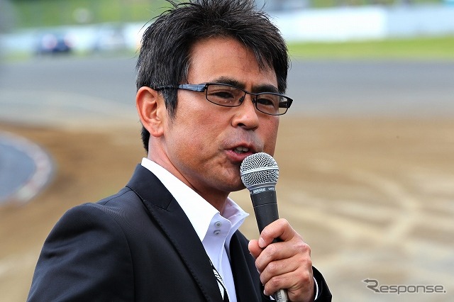 富士スピードウェイは、アマチュア対象のドリフトグランプリ開催（写真：D1GPでお馴染みの鈴木学氏が実況・解説を行う）