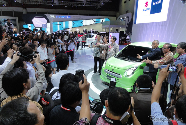 スズキ・インドネシアはコンセプトカー『コンセプトG』を発表。内海社長は、今後インドネシアでは小型車市場の発展が見込める、と語る。
