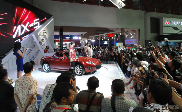 マツダはMX-5(ロードスター)を発表。輸入車のため現地では高級車となるが、マツダのブランドアイコンとしての役割を担う。