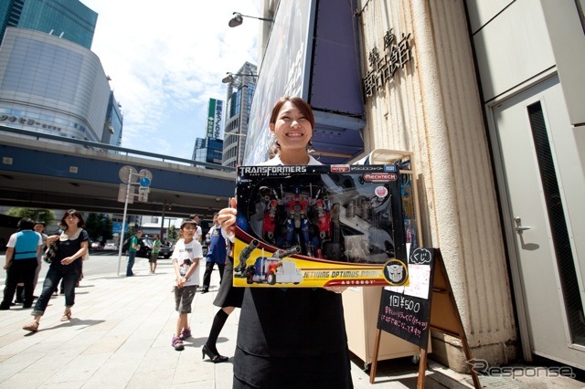 トランスフォーマー真夏の大江戸パトロール出発式。博品館スタッフからバンブルビー運転手にトランスフォーマー玩具(ジェットウィングオプティマスプライム)を贈呈