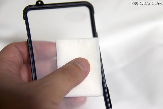 装着前に、ケースの内側をよく拭いておくと良い