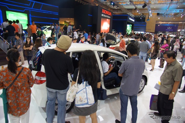 ジャカルタモーターショー、日曜日の午後。自動車を購入できるのはお金持ちが多いせいか、混雑はしているが、ガツガツしたところはない。ホンダブースの一番人気はやっぱりジャズ。200万オーバーのプレミアムコンパクトカーとしてのブランドを確立しているようだ。