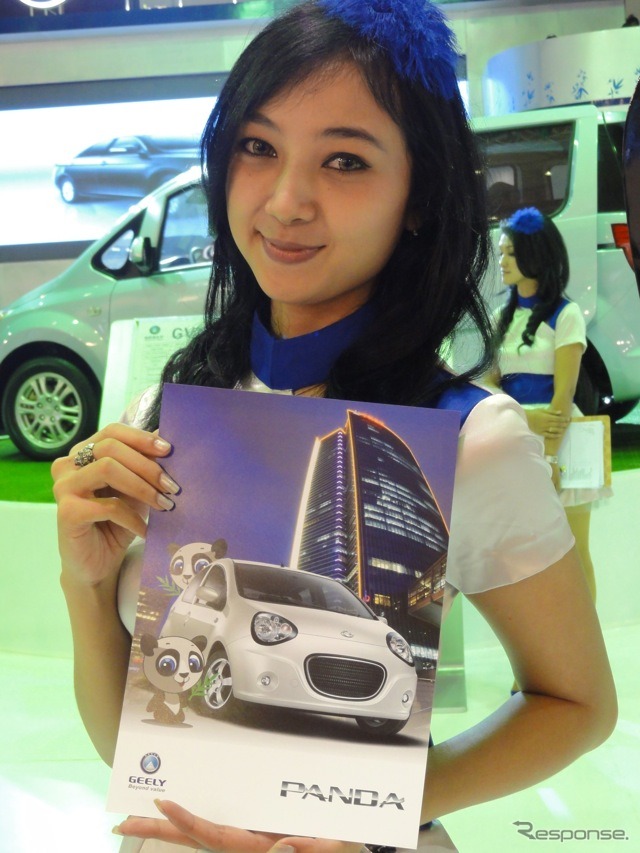 中国の吉利汽車(ジーリー)『パンダ』は約99万円で販売されている。『パンダ』はフィアットが本家だと言う人もいるかもしれないが、この顔でパンダを名乗られると「中国が本家です」と認めざるをえない。