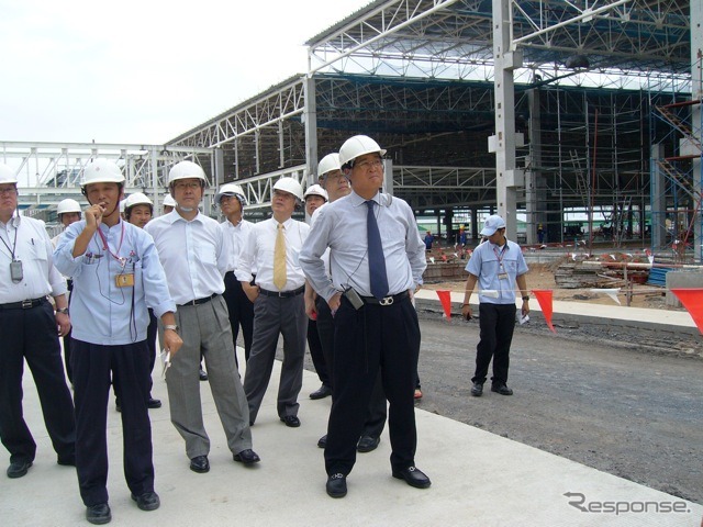 建設中のラムチャバンの新工場を視察する益子修社長ら