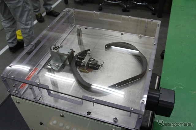 ダミーのあばら骨に相当する部品。金属に炭素を含んだ樹脂を貼り付けている。この厚さによって強度や特性を調整する