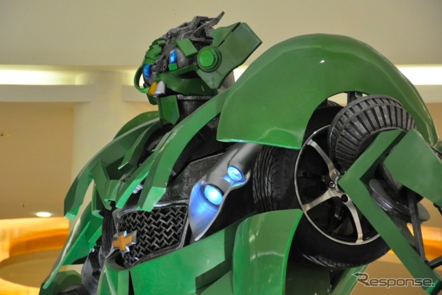 ジャカルタのショッピングモールに展示されているトランスフォーマー