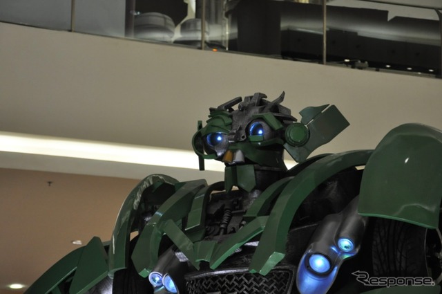 ジャカルタのショッピングモールに展示されているトランスフォーマー