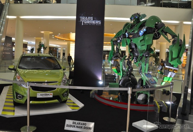 ジャカルタのショッピングモールに展示されているトランスフォーマー