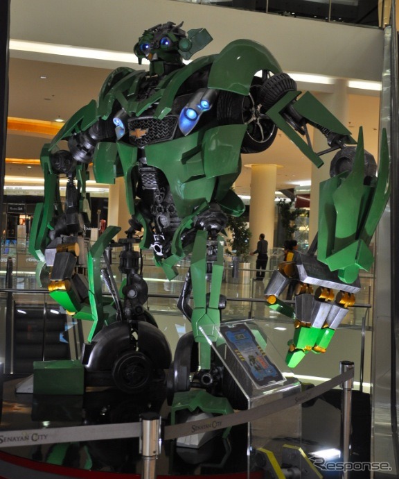 ジャカルタのショッピングモールに展示されているトランスフォーマー