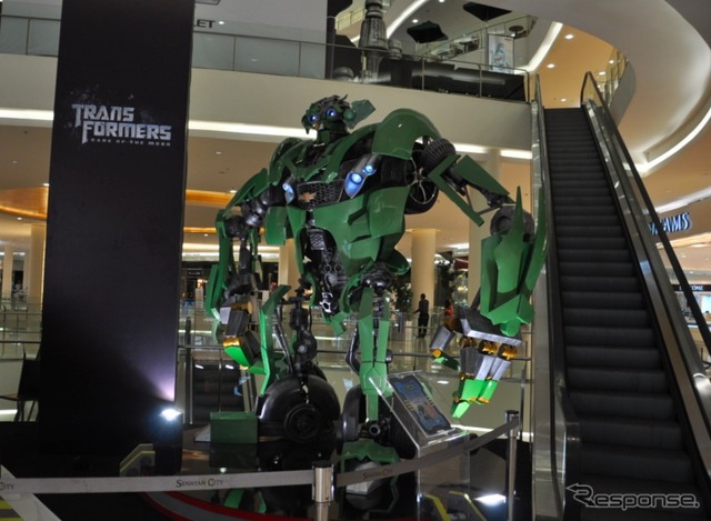 ジャカルタのショッピングモールに展示されているトランスフォーマー