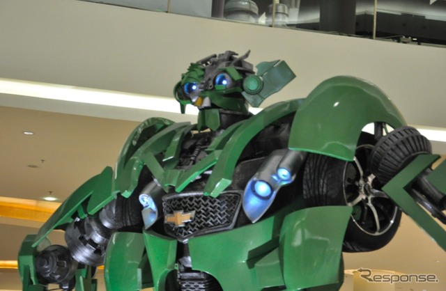 ジャカルタのショッピングモールに展示されているトランスフォーマー