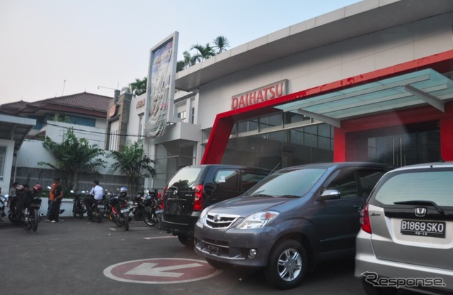 TUNAS DAIHATSU店舗のようす