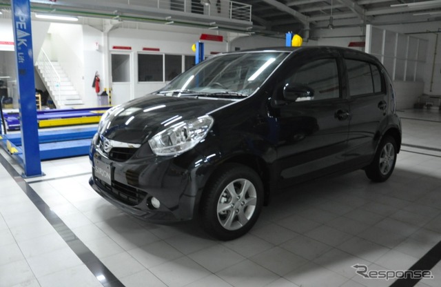 TUNAS DAIHATSU店舗裏にある整備工場のようす