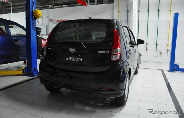 TUNAS DAIHATSU店舗裏にある整備工場のようす