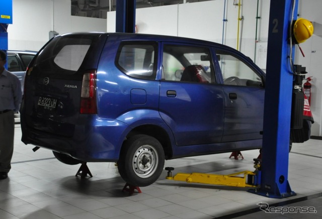 TUNAS DAIHATSU店舗裏にある整備工場のようす
