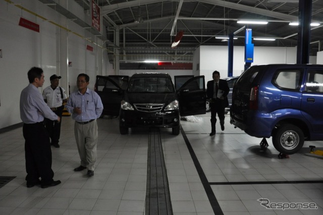 TUNAS DAIHATSU店舗裏にある整備工場のようす
