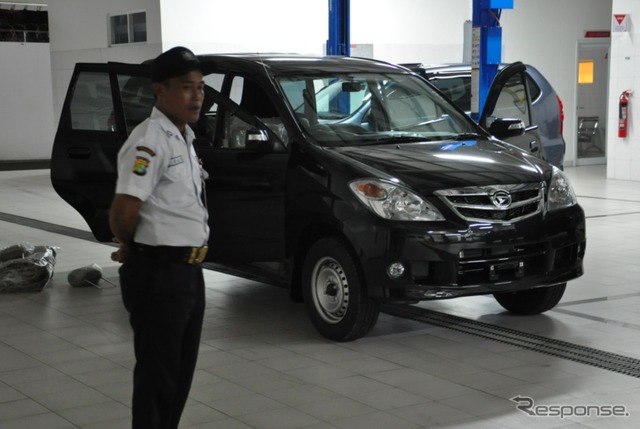 TUNAS DAIHATSU店舗裏にある整備工場のようす